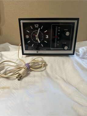 Vintage General Electric Analog Clock Radio